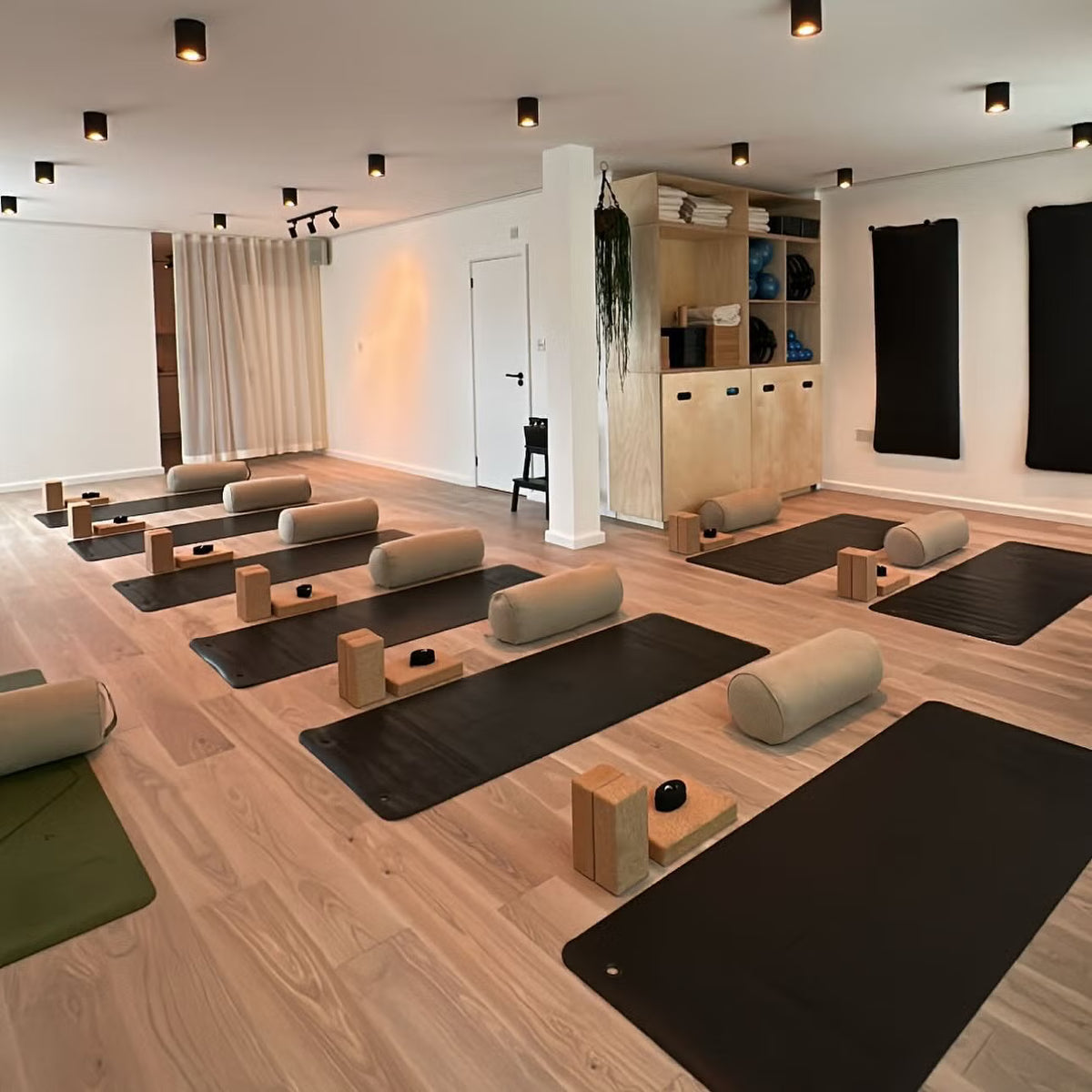 Fitness yoga studio s laminatom